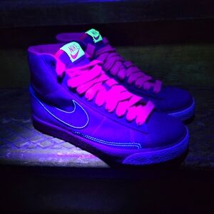 Nike Blazer Mid Men's 8.5/Wom 10 Plum Voltage Purple(GLOW IN THE DARK)